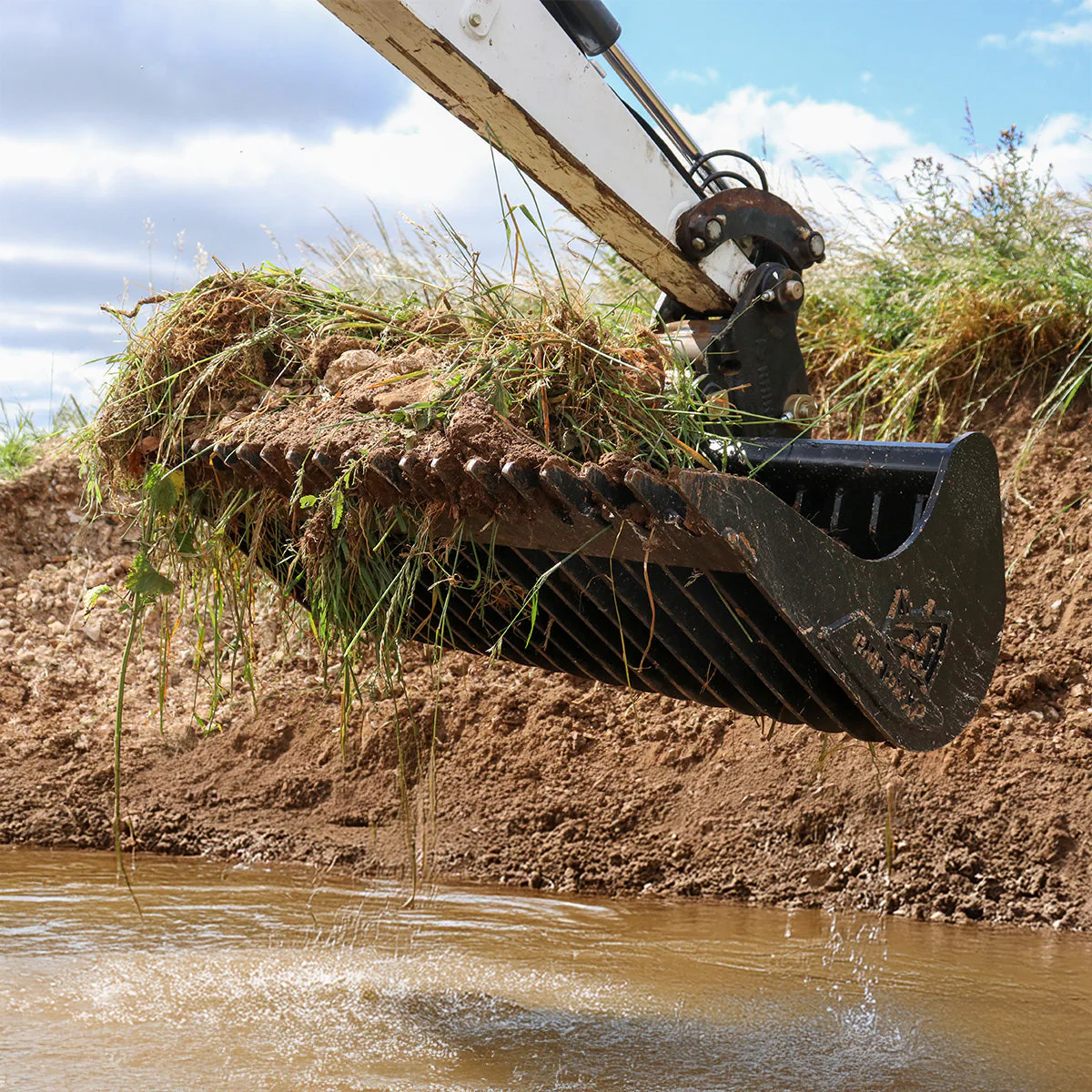 Bobcat X322 Rake Riddle Bucket 36" / 900mm - Image 6
