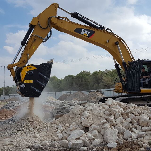 MB Crushers Bucket Crusher | Model BF120.4 S4 | Mouth Opening Width 47" | Machine Size 30-45 Tons | For Excavators - Image 4