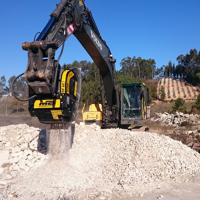 MB Crushers Bucket Crushers | Model BF60.1 S4 | Mouth Opening Width 24" | Machine Size 8-18 Tons | For Excavators - Image 3