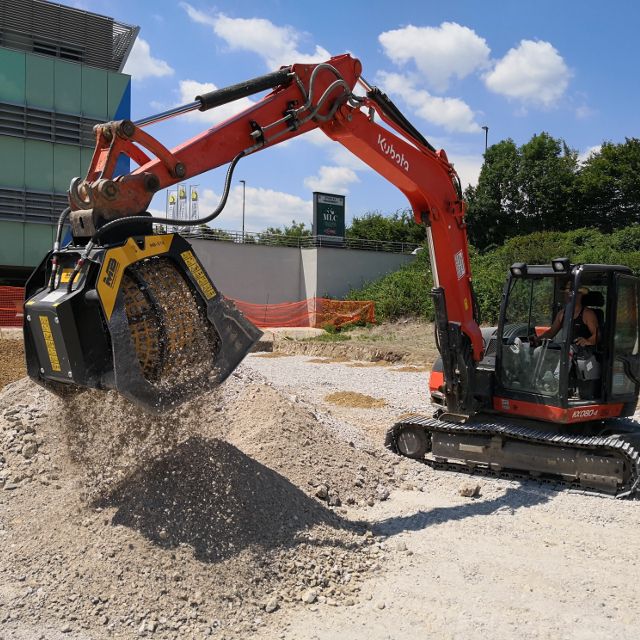 MB Crushers Screening Bucket | Model MB-S10 S4 | Width 67" | Machine Size 15-25 Tons | For Excavators & Backhoe Loaders - Image 2