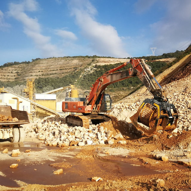 MB Crushers Screening Bucket | Model  MB-S23 | Width 91" | Machine Size 35-50 Tons | For Excavators - Image 3